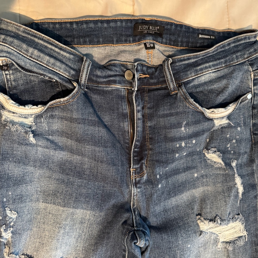 Judy Blue Distressed Boyfriend Jeans in Classic Blue